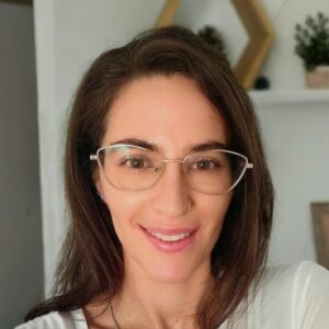 פסיכותרפיסטית (MA), מטפלת באומנות, ומנחה קבוצות